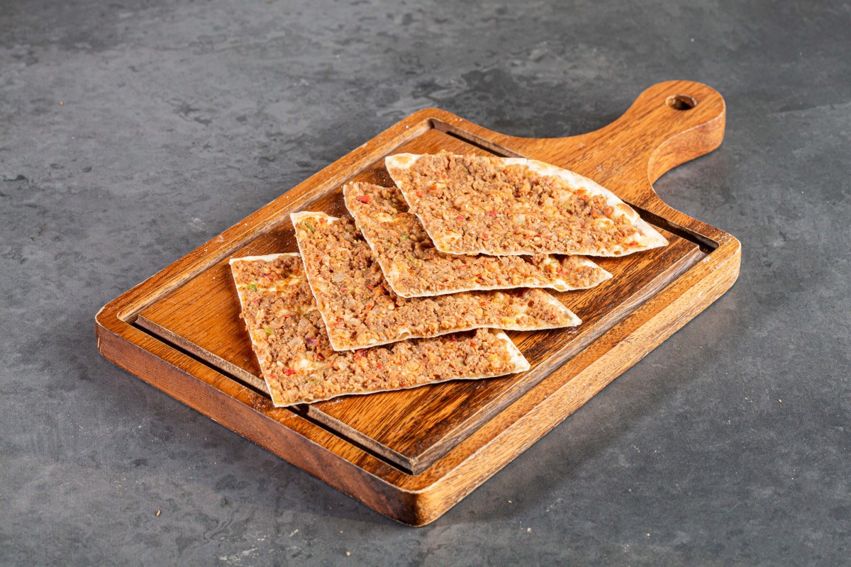 Meat sfeeha with vegetables