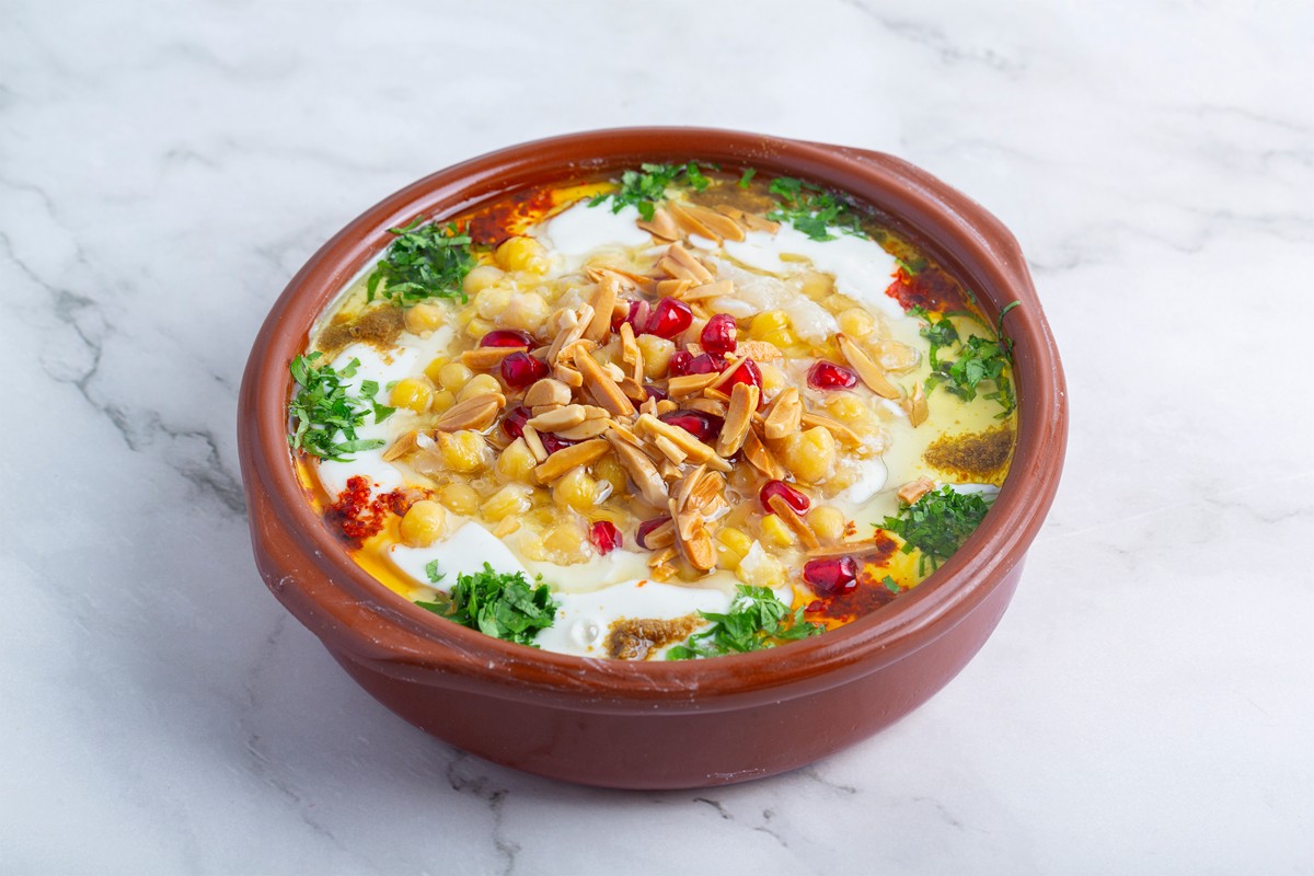 Hummus fatteh with nuts